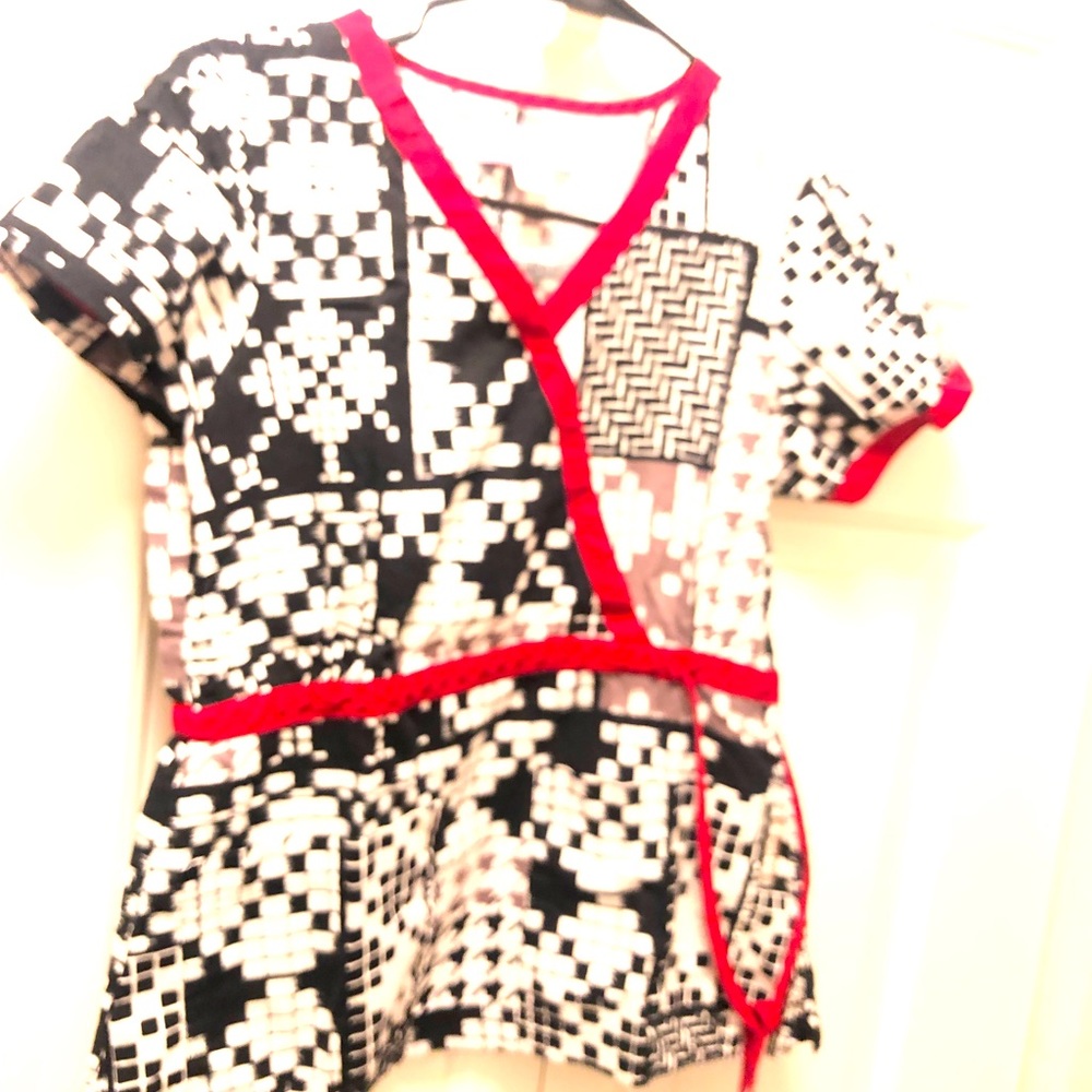 Koi by Kathy Peterson Black White Scrub Top Shirt Size C-Small